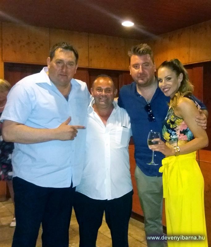 Az �jjel-nappalos G�borral �s Zs�fival