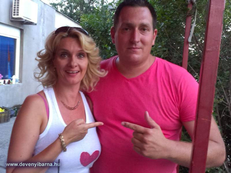 Janza Kata sz�n�sznővel