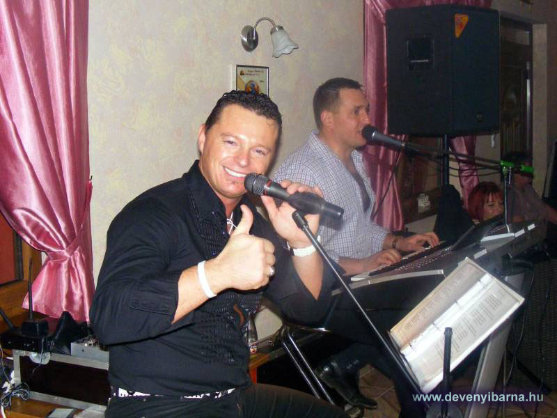 Jessyvel zene k�zben